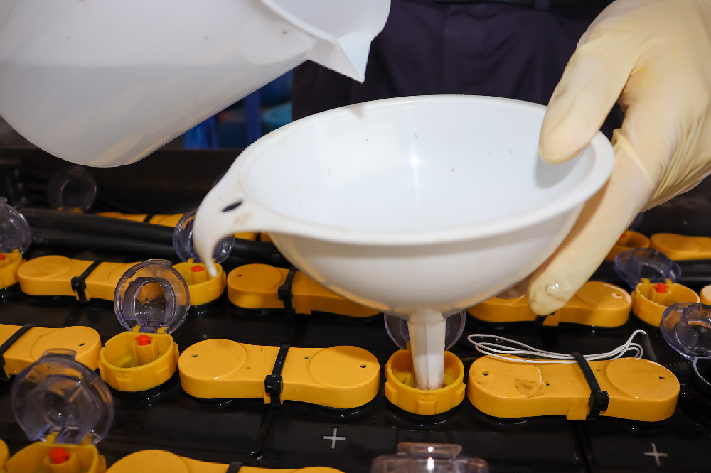 電瓶里面沒水了應如何處理？缺水會對電瓶造成何種損害？